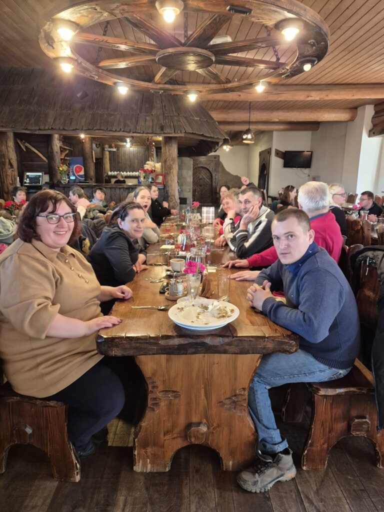 Podopieczni czekają na obiad w restauracji