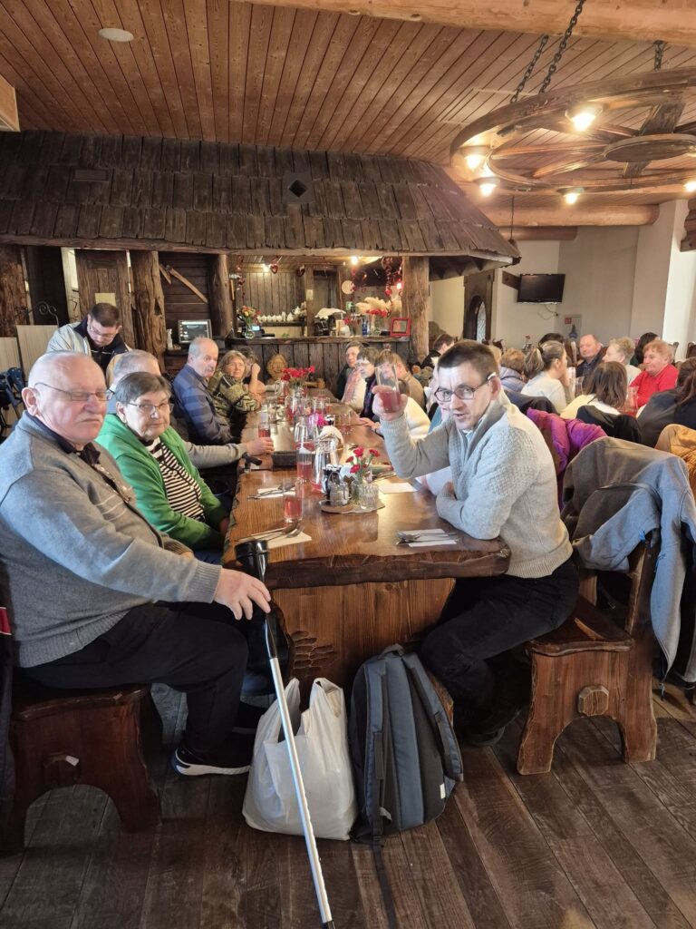 Podopieczni czekają na obiad w restauracji