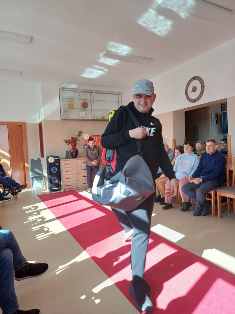 Podopieczni uczestniczą w pokazie mody