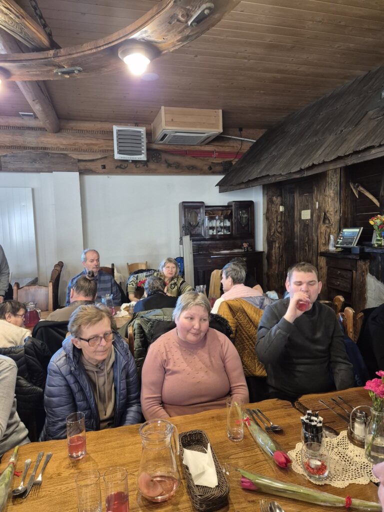 Podopieczni czekają na obiad w restauracji