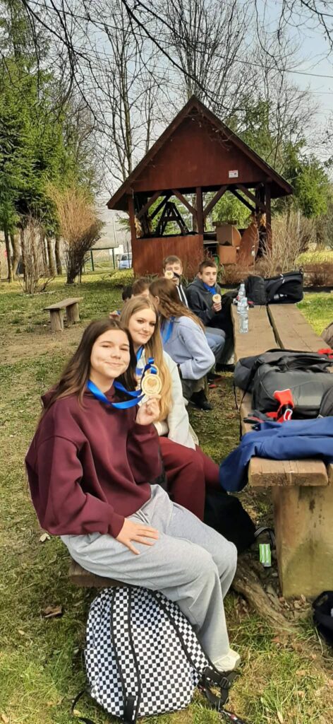 grupa wolontariuszy odpoczywa po wykonanych pracach ogrodniczych