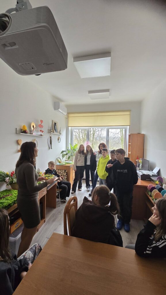 Uczniowie zwiedzają pracownię muzyczno-komputerową