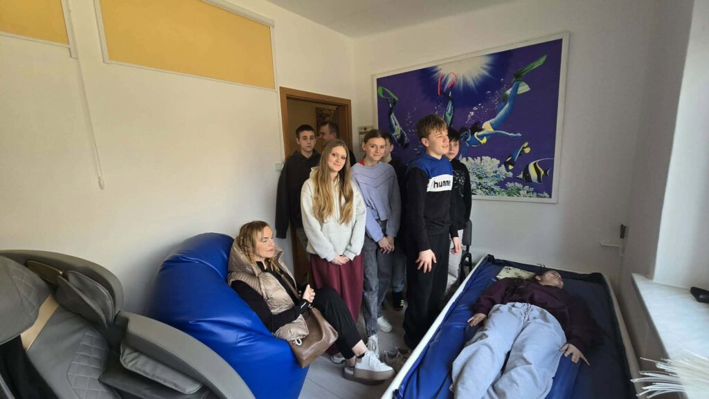 wolontariusze zwiedzają salę sensoryczną