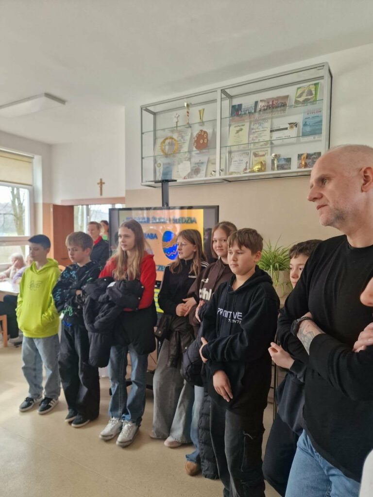 Pani Dyrektor wita grupę uczniów ze Szkoły Podstawowej w Szarowie