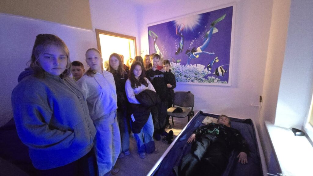 Uczniowie zwiedzają salę sensoryczną