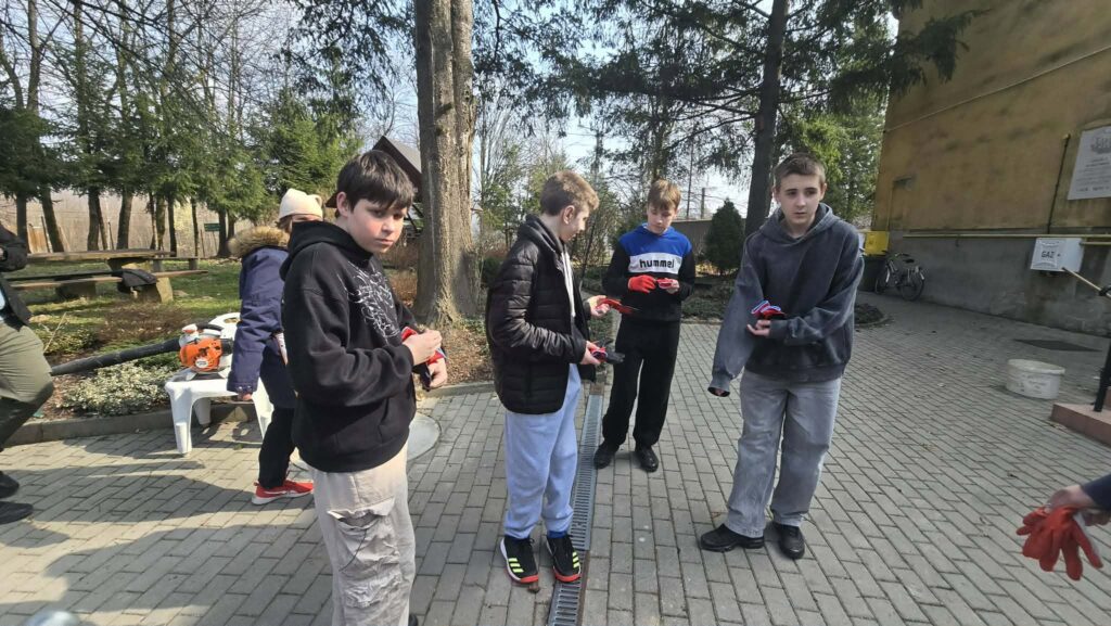 Wolontariusze przygotowują się do prac ogrodowych