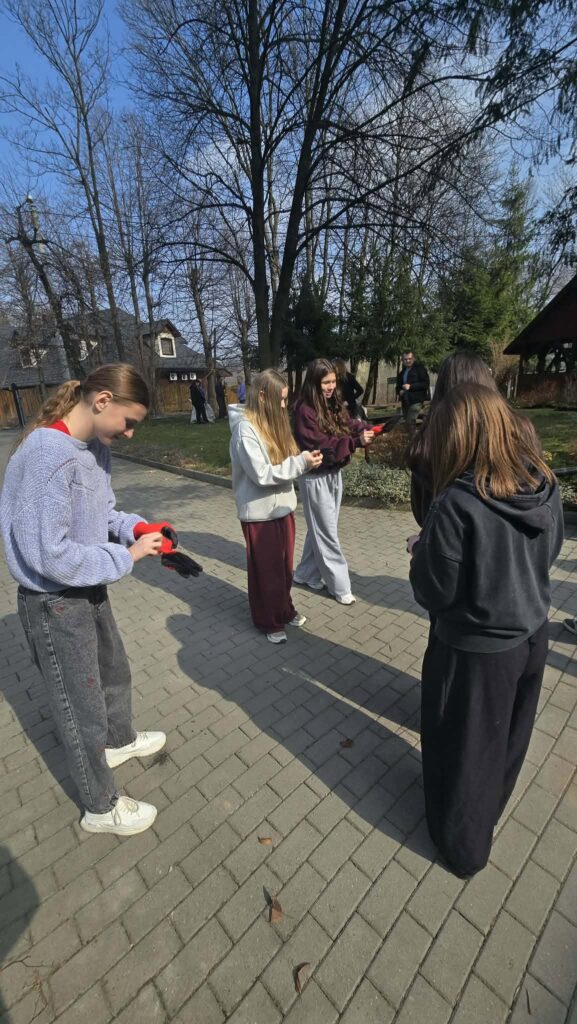 Wolontariusze przygotowują się do prac ogrodowych
