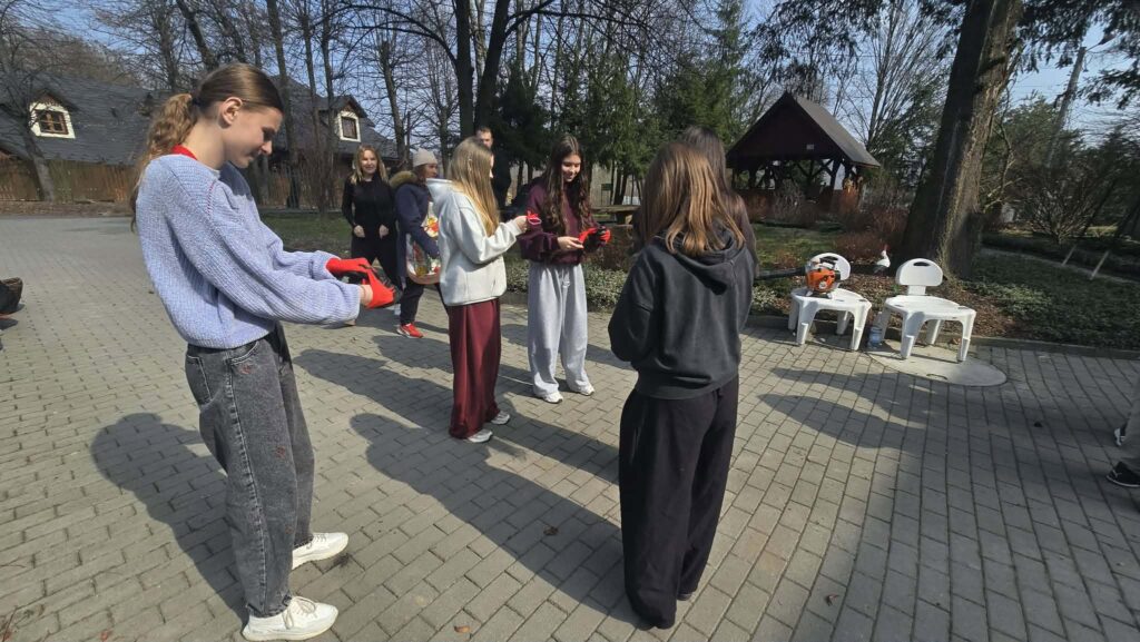Wolontariusze przygotowują się do prac ogrodowych