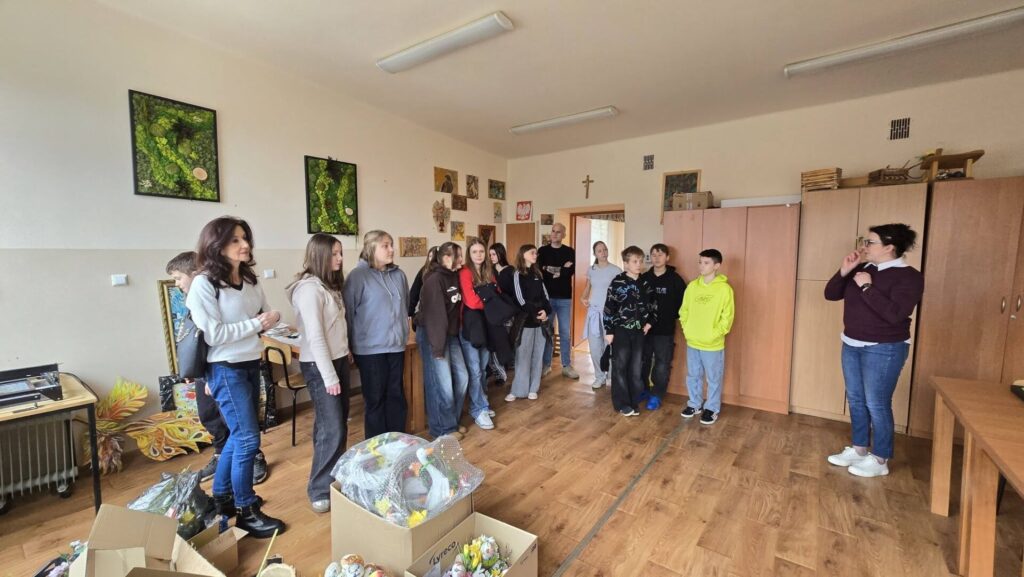 Uczniowie zwiedzają pracownię prac manualnych