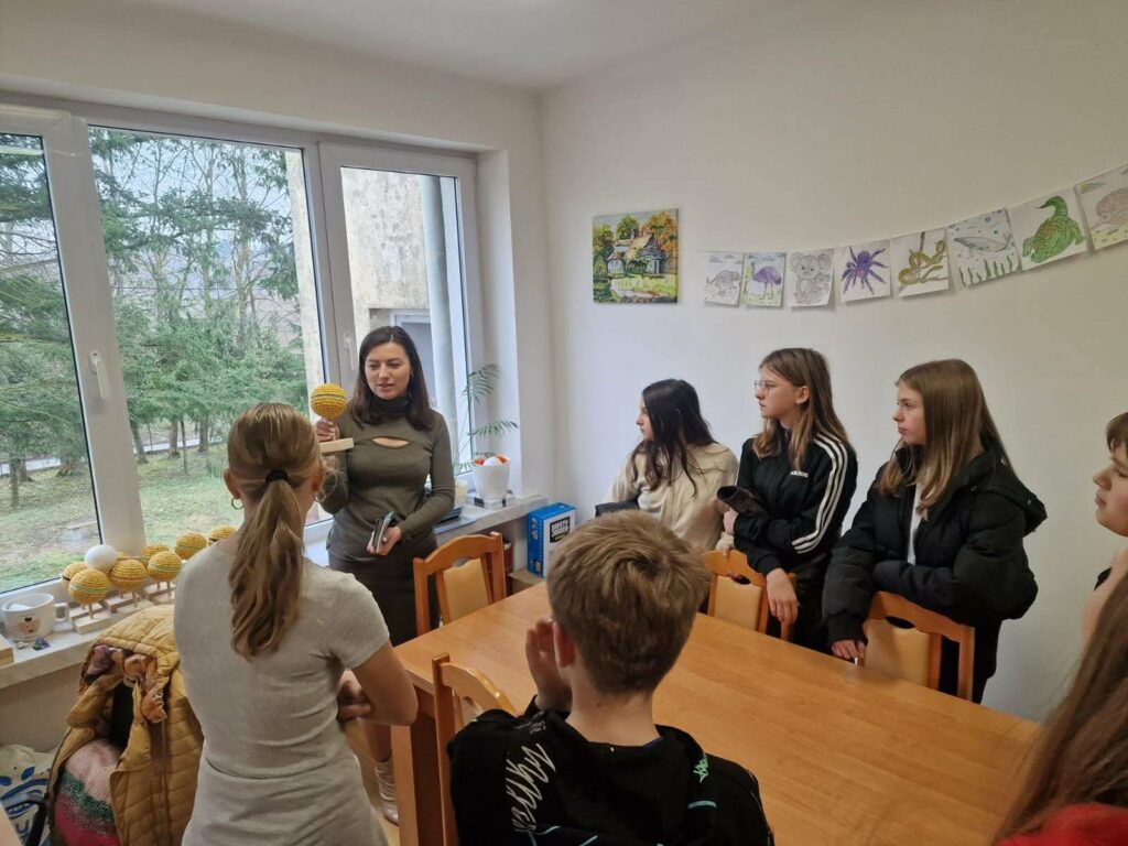 Uczniowie zwiedzają pracownię prac manualnych