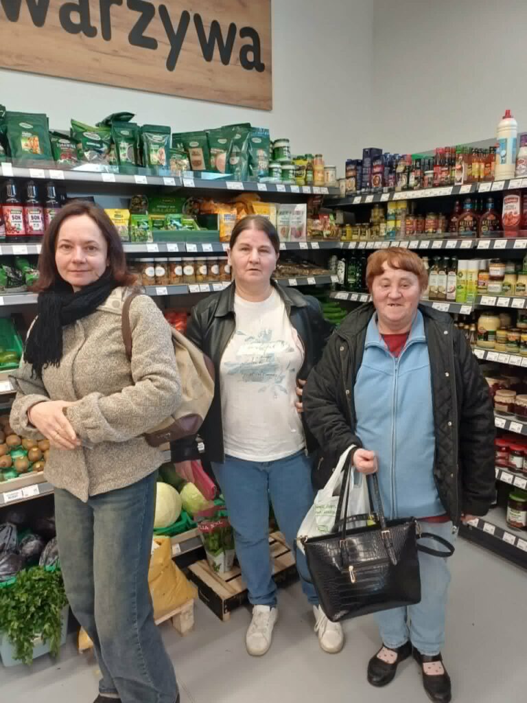 Podopieczne robią zakupy w sklepie spożywczym podczas treningu budżetowego