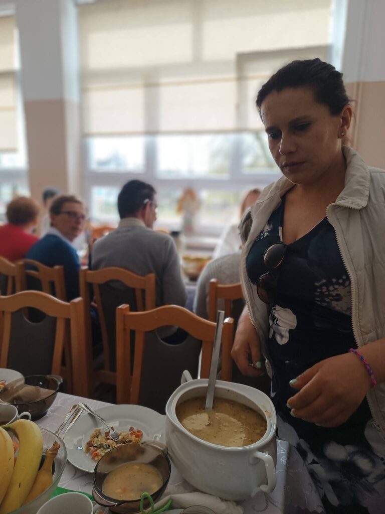 Podopieczni podczas spożywania śniadania wielkanocnego
