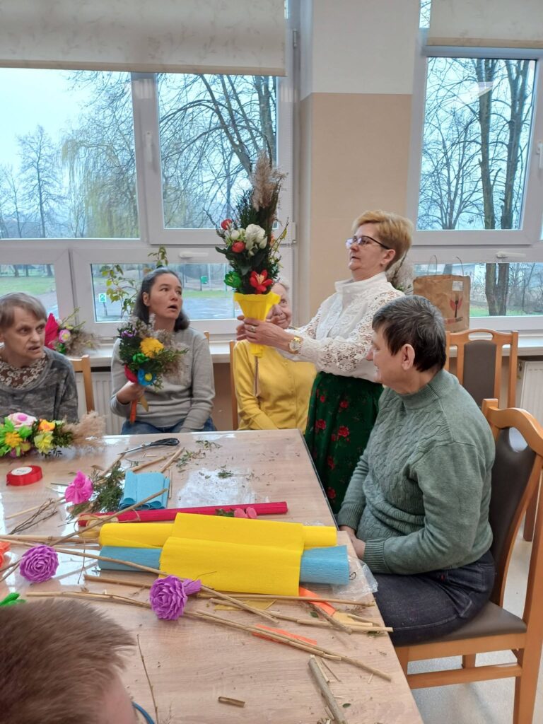 podopieczni z pomocą Pań z Kół Gospodyń tworzą palmy wielkanocne