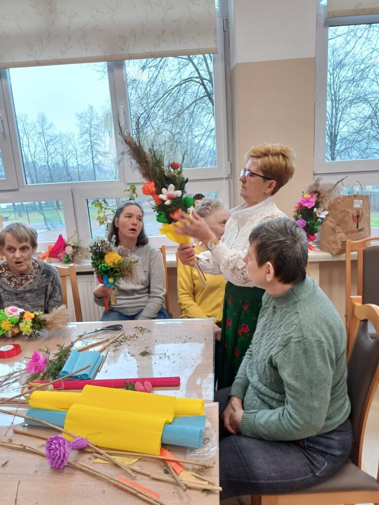 podopieczni z pomocą Pań z Kół Gospodyń tworzą palmy wielkanocne