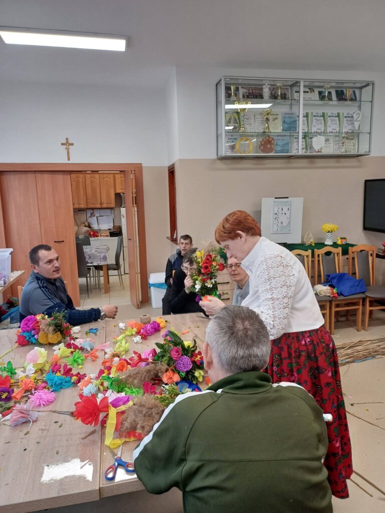 podopieczni z pomocą Pań z Kół Gospodyń tworzą palmy wielkanocne