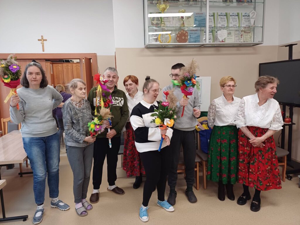 zdjęcie grupowe uczestników warsztatów tworzenia palm wielkanocnych