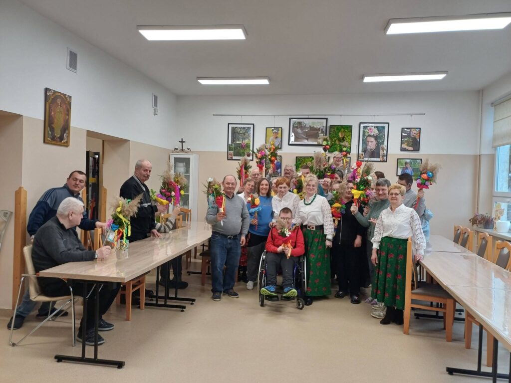 zdjęcie grupowe uczestników warsztatów tworzenia palm wielkanocnych