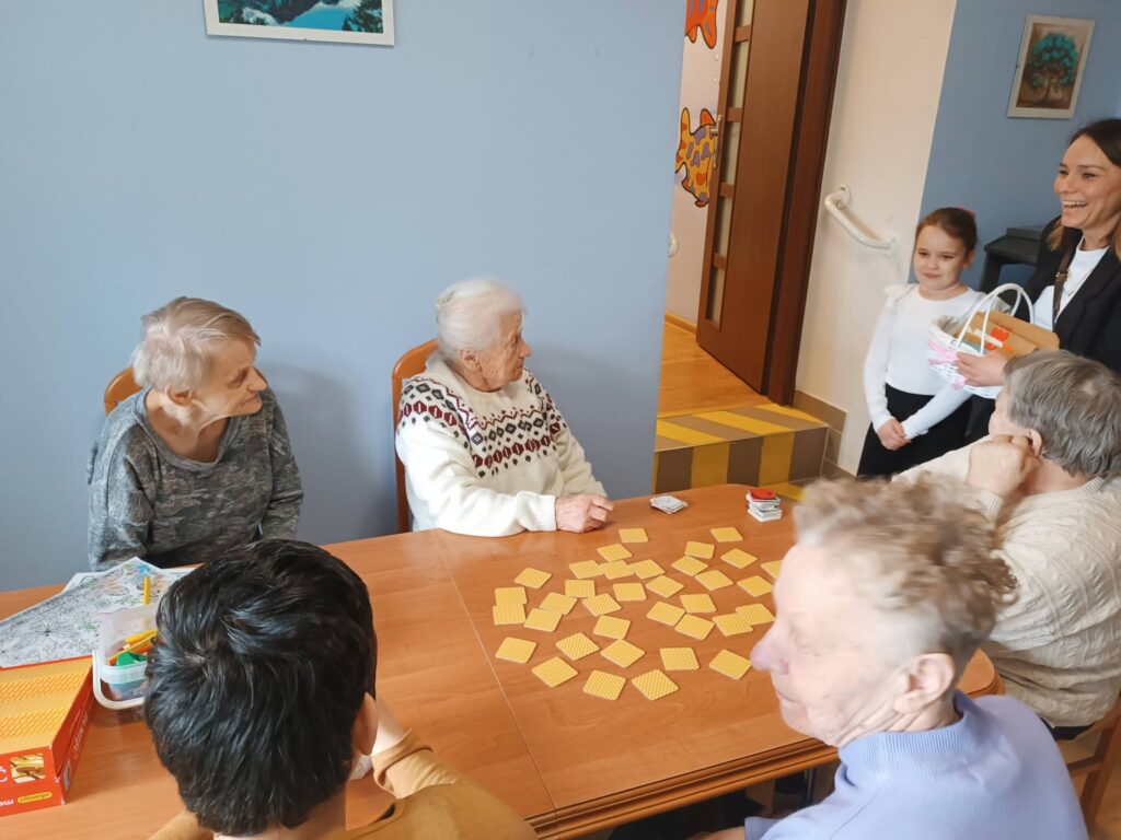 Pani nauczycielka wręcza podopiecznym kartki świąteczne