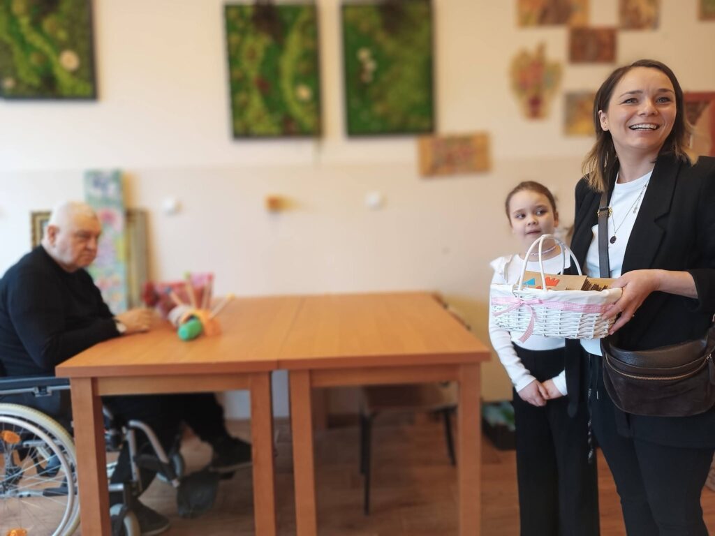 Pani nauczycielka wręcza podopiecznym kartki świąteczne