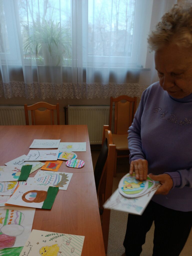 Podopieczna wybiera sobie kartkę świąteczną