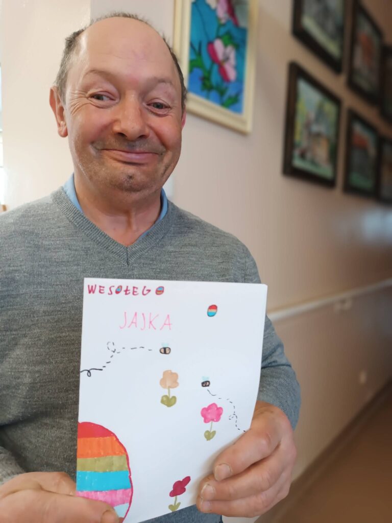 Podopieczny trzyma w ręce kartkę świąteczną