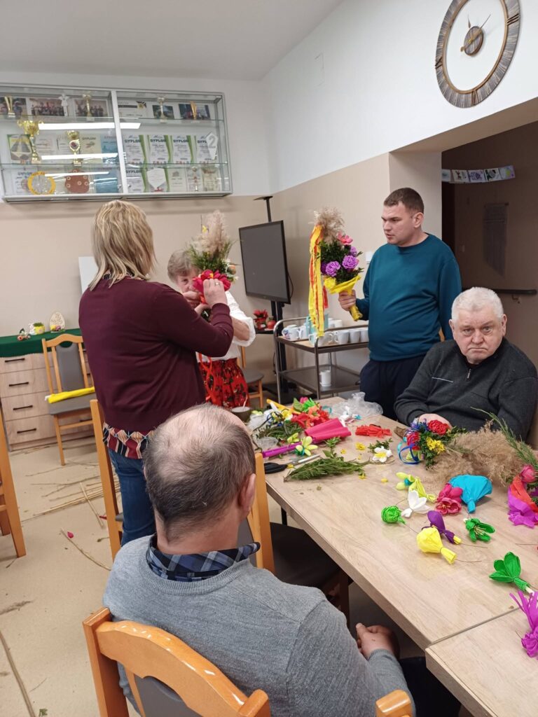 podopieczni z pomocą Pań z Kół Gospodyń tworzą palmy wielkanocne