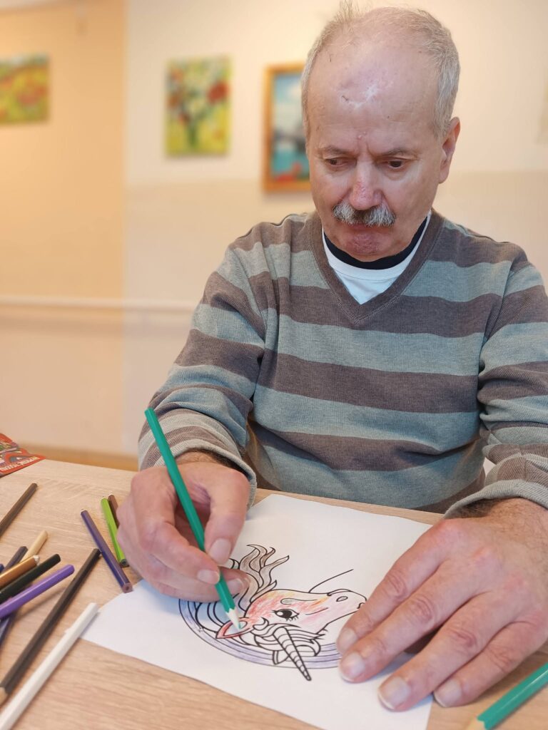 Podopieczny koloruje obrazek jednorożca