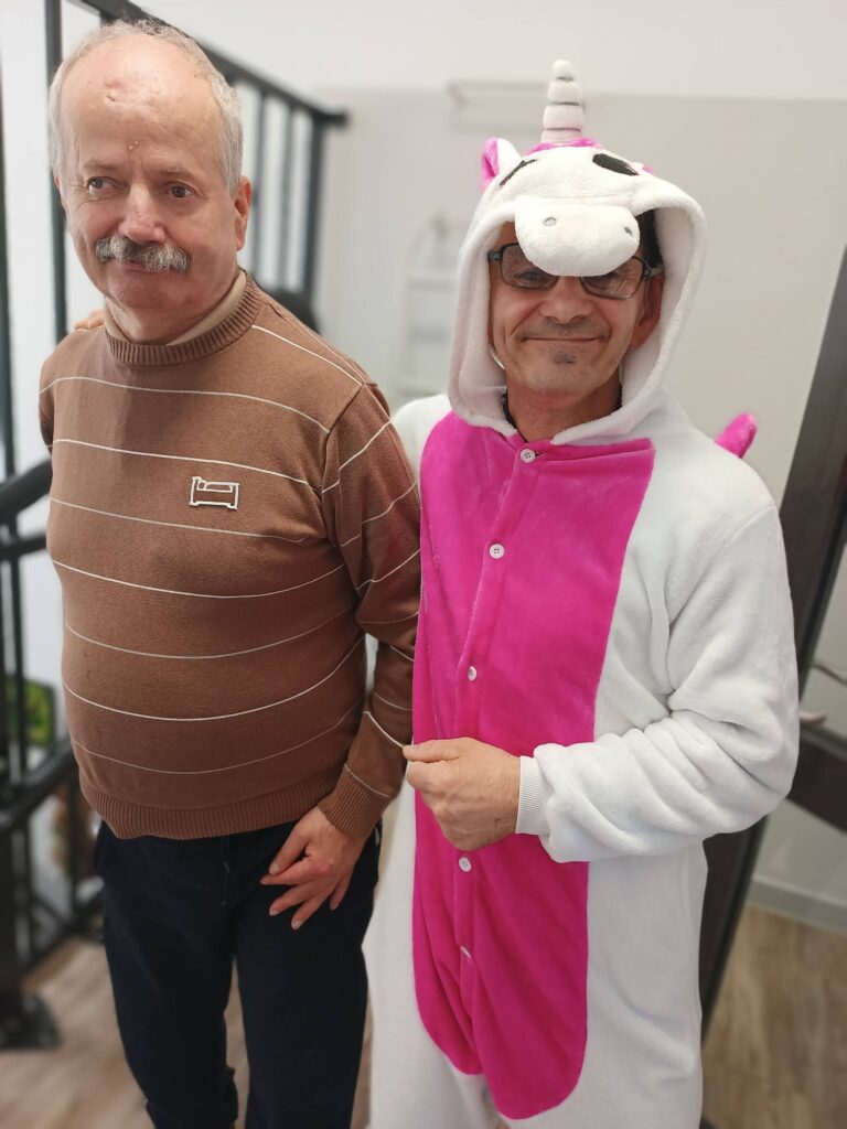 Pan Wiesio pozuje do zdjęcia z podopiecznym w stroju jednorożca