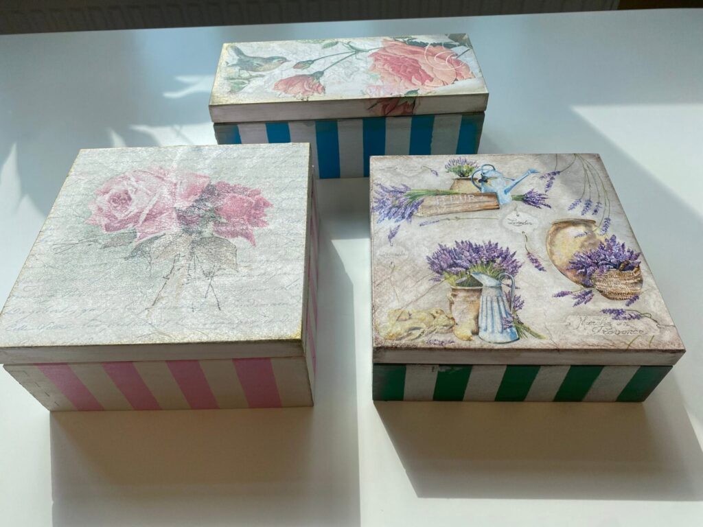 skrzynki ozdobione metodą decoupage