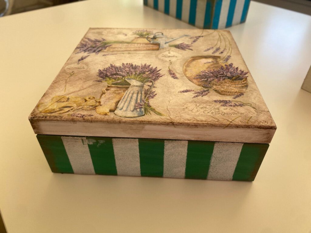 skrzynka ozdobiona metodą decoupage