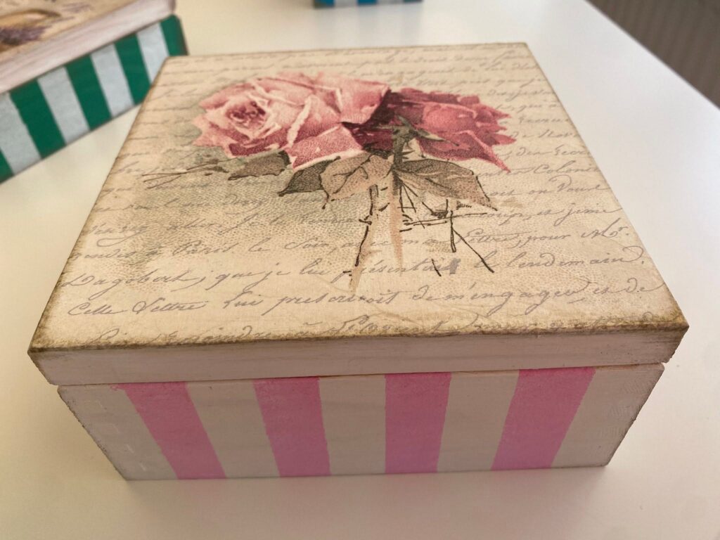 skrzynka ozdobiona metodą decoupage