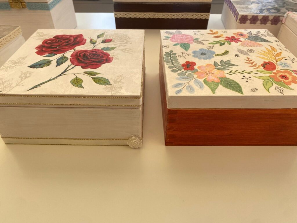 skrzynki ozdobione metodą decoupage