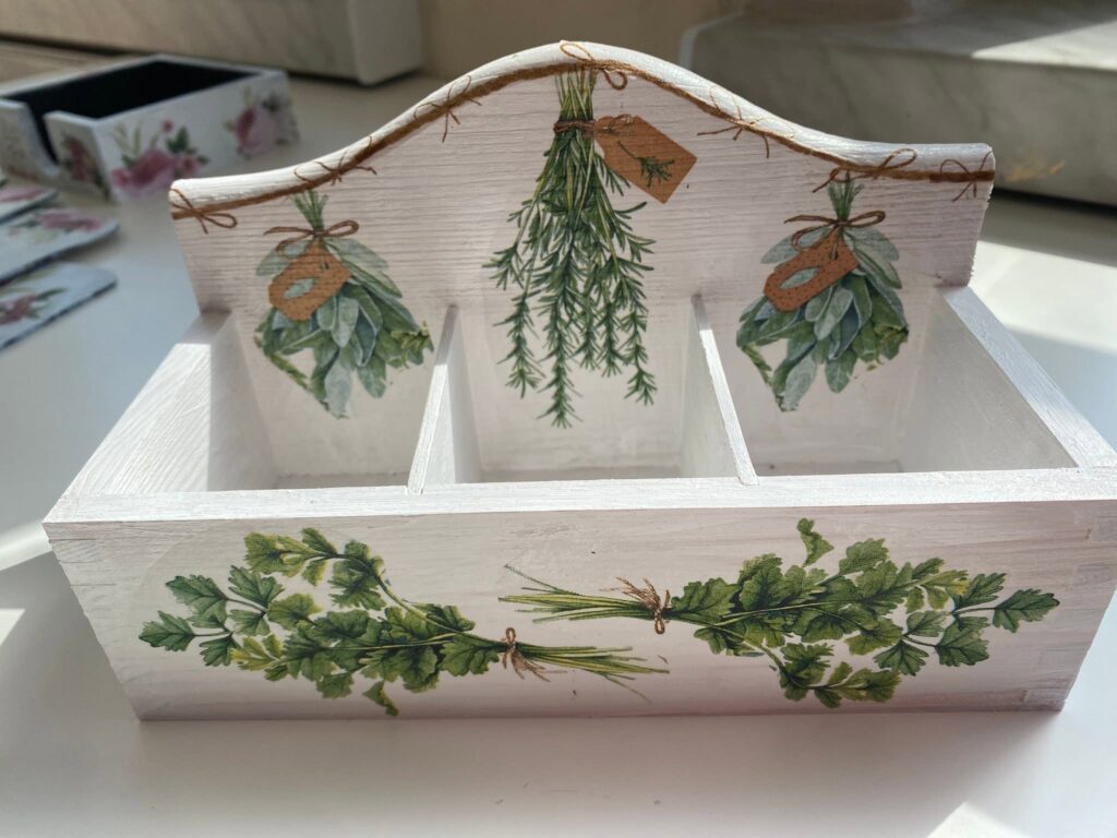 pojemnik drewniany ozdobiony metodą decoupage