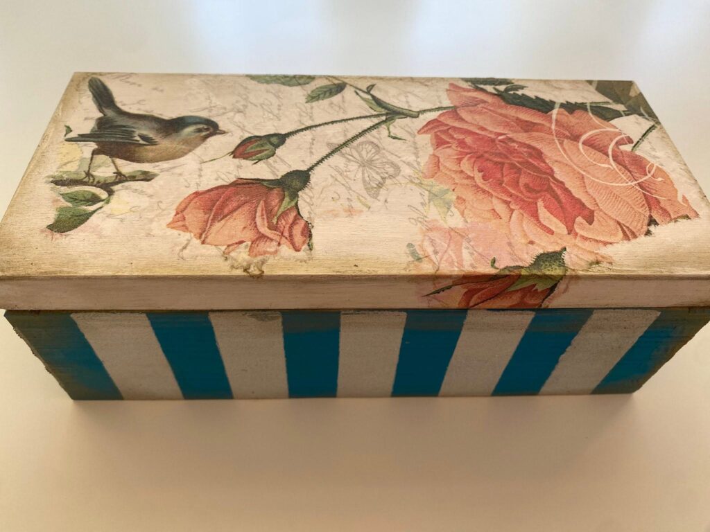 skrzynka ozdobiona metodą decoupage
