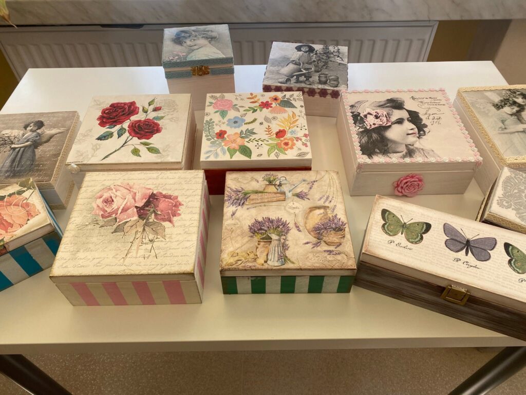 skrzynki ozdobione metodą decoupage