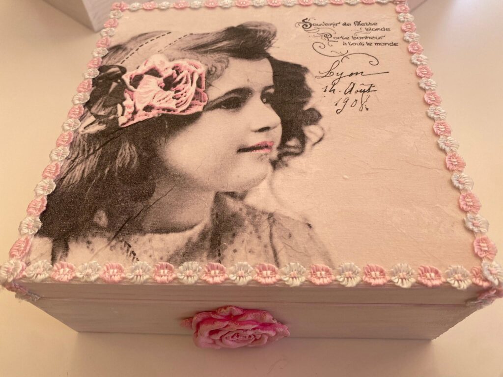 skrzynka ozdobiona metodą decoupage