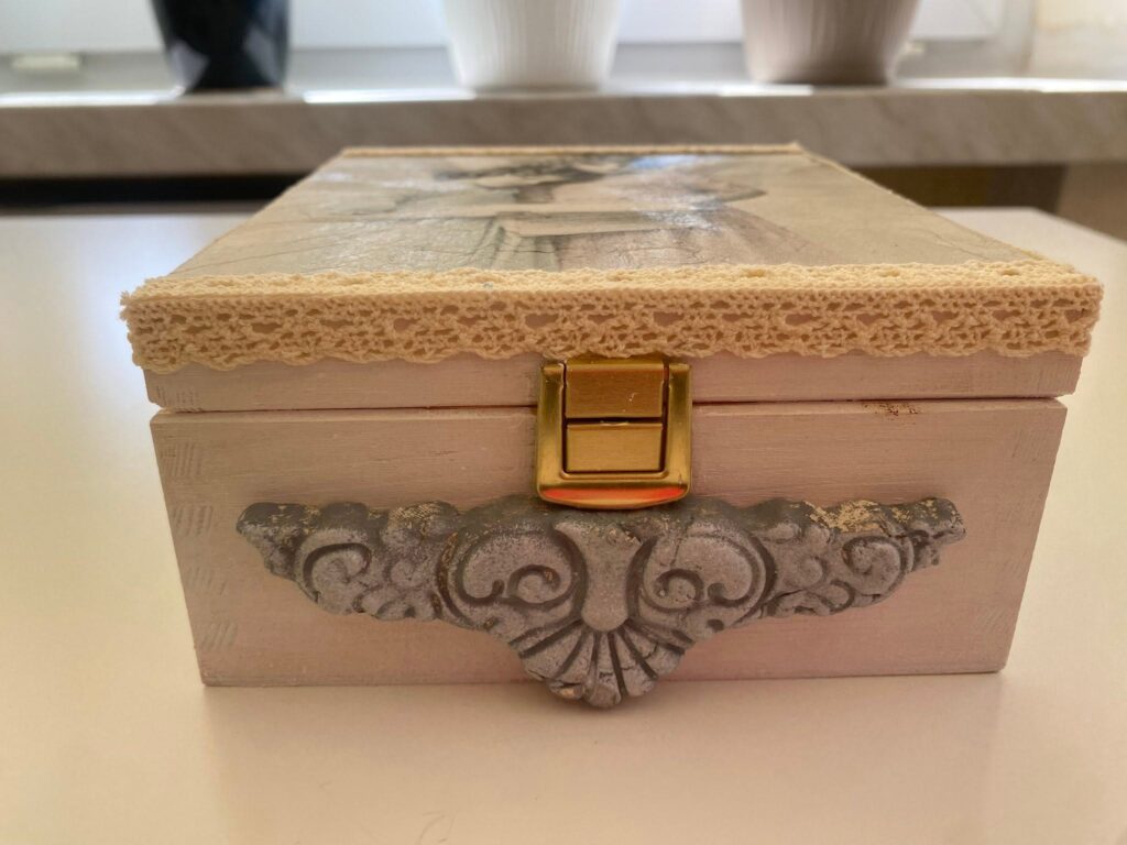 skrzynka ozdobiona metodą decoupage