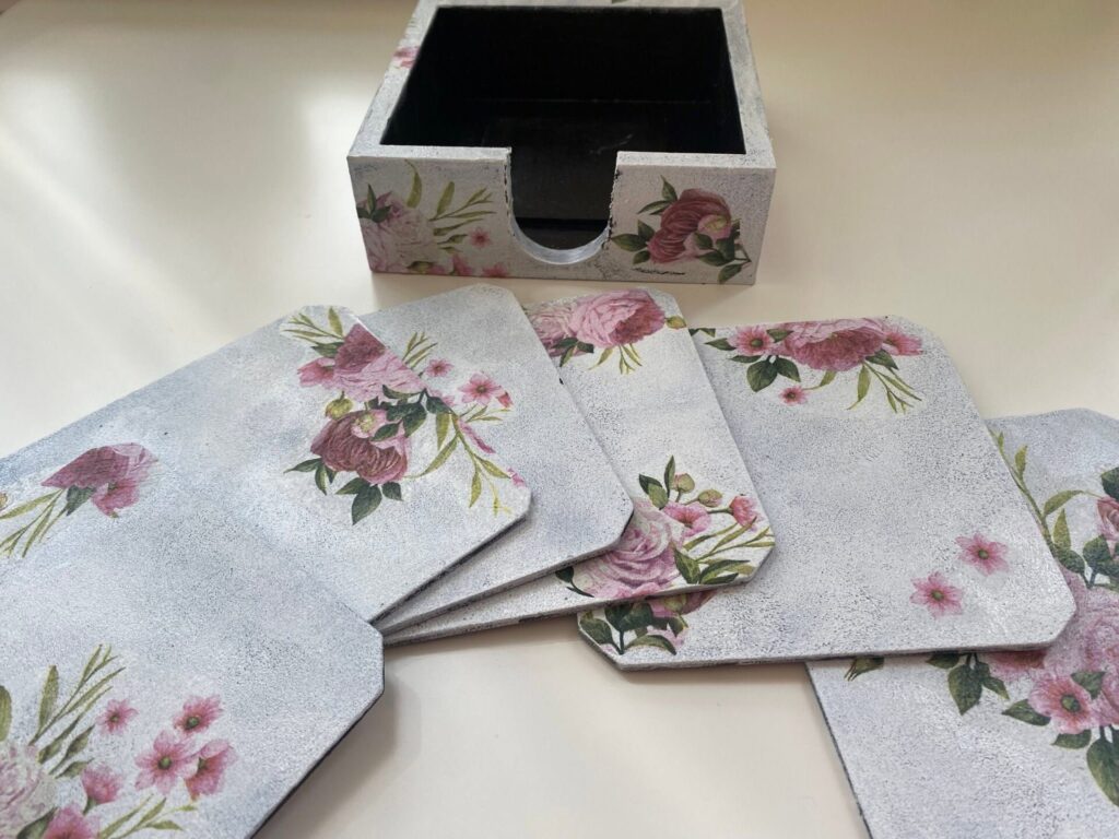 pojemnik drewniany ozdobiony metodą decoupage