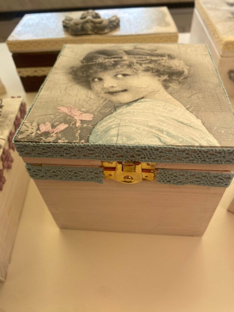 skrzynka ozdobiona metodą decoupage