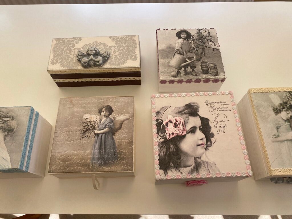 skrzynki ozdobione metodą decoupage