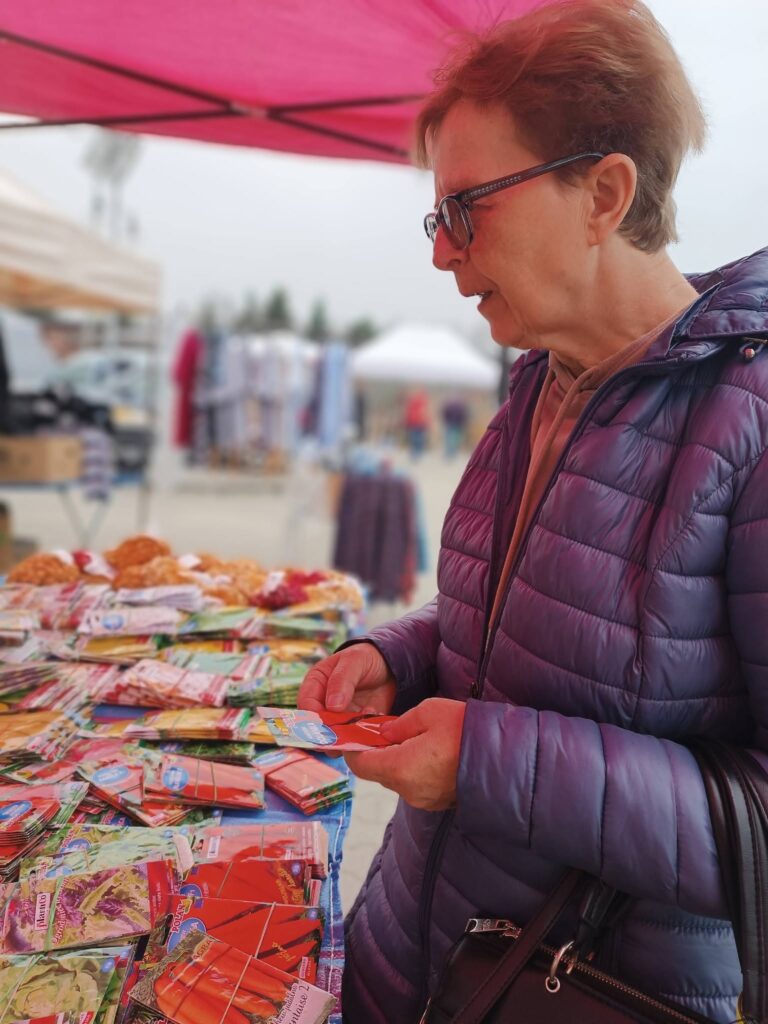 Podopieczna dokonuje zakupu nasion warzyw
