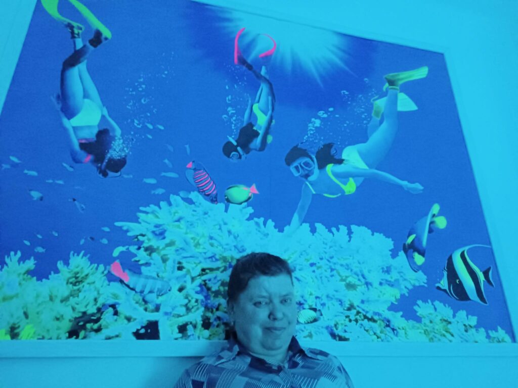 Podopieczna pozuje na tle dekoracji w tematyce oceanicznej