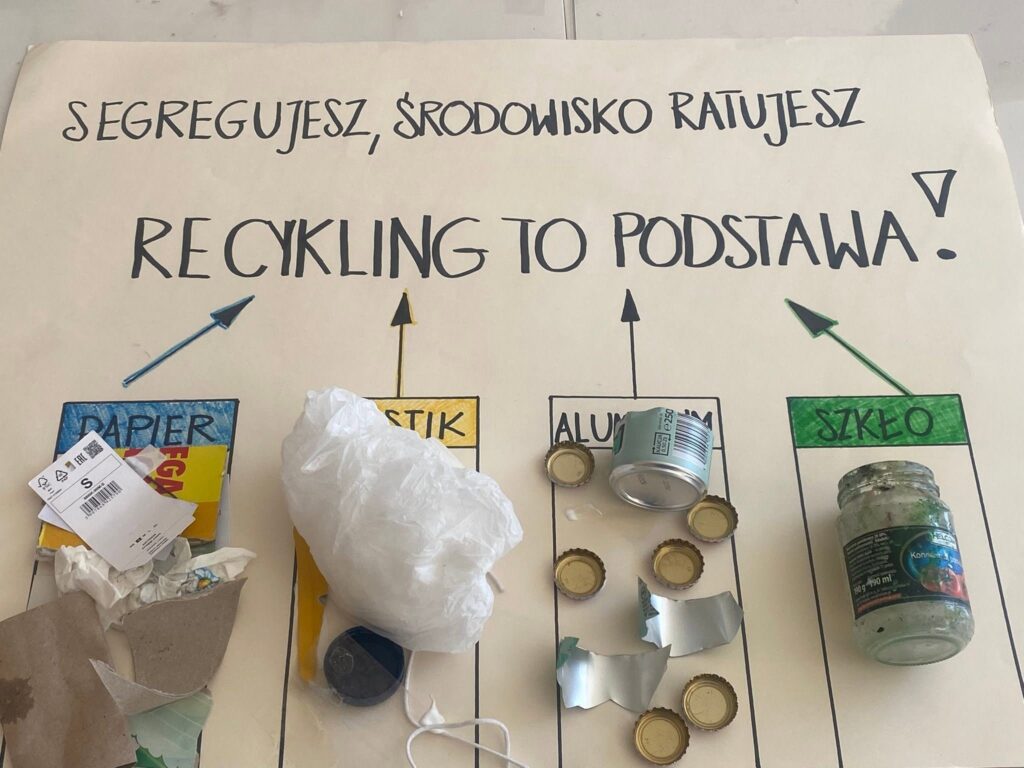 plakat dotyczący recyklingu wykonany na zajęciach tematycznych