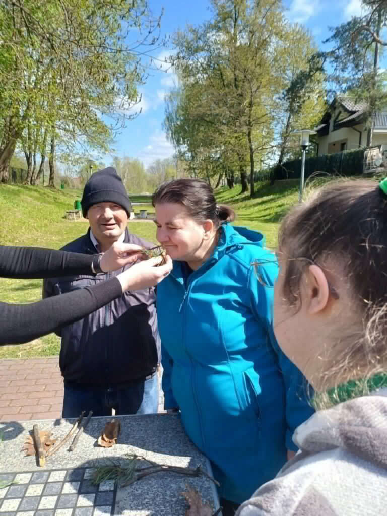 podopieczni podczas plenerowych zajęć aromaterapii