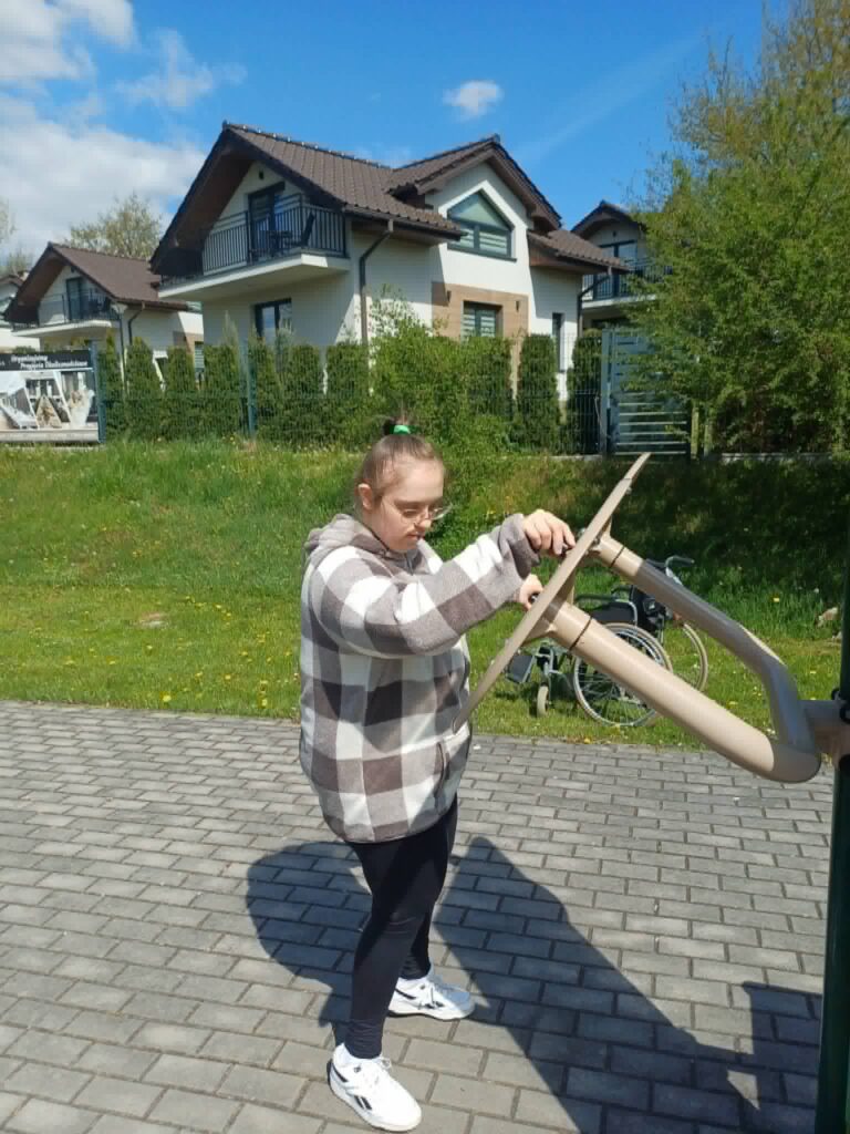 Podopieczna ćwiczy w siłowni plenerowej