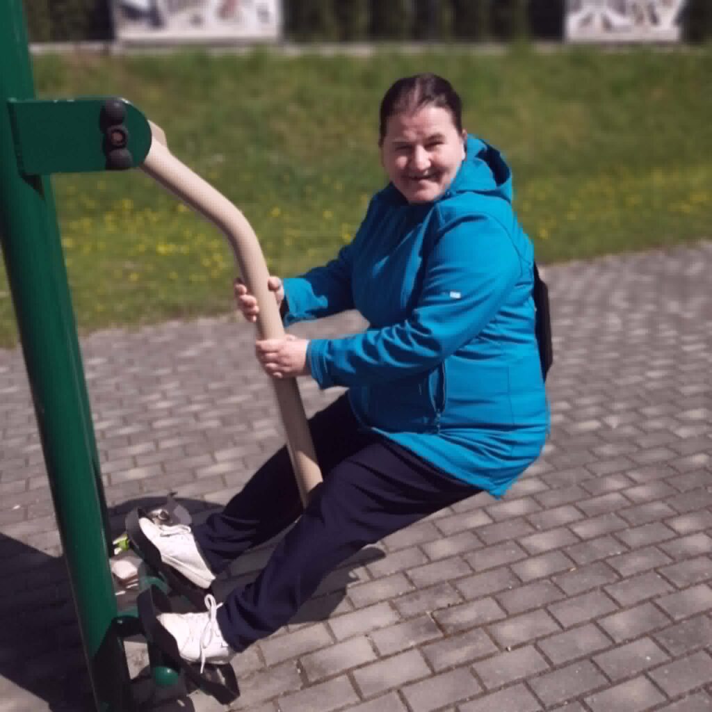 Podopieczna ćwiczy w siłowni plenerowej