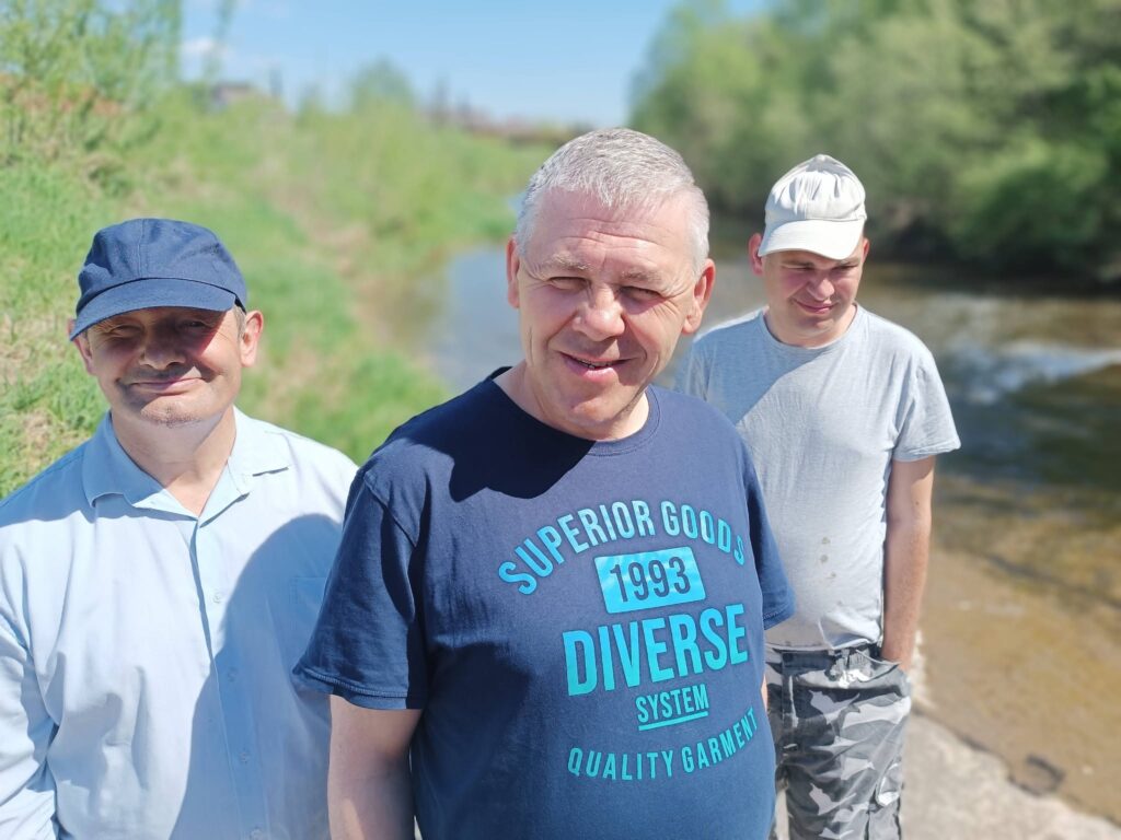 Podopieczni spacerują nad Rabą