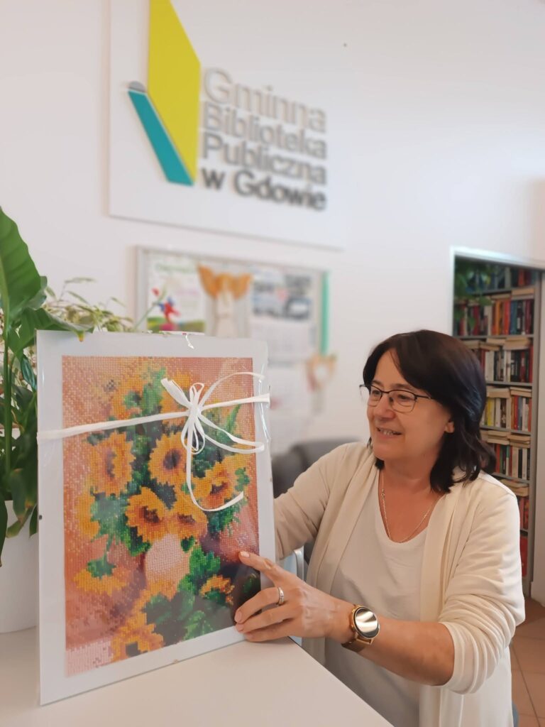 Pani Bibliotekarka pozuje z upominkiem od ŚDS w Zagórzanach