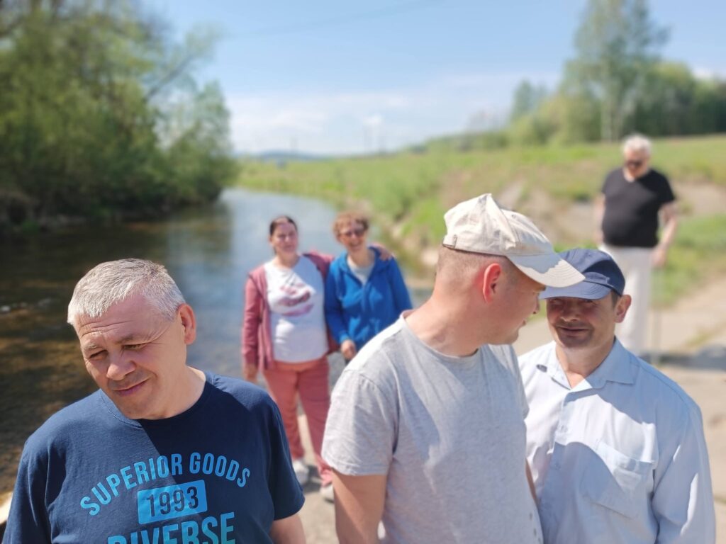 Podopieczni spacerują nad Rabą