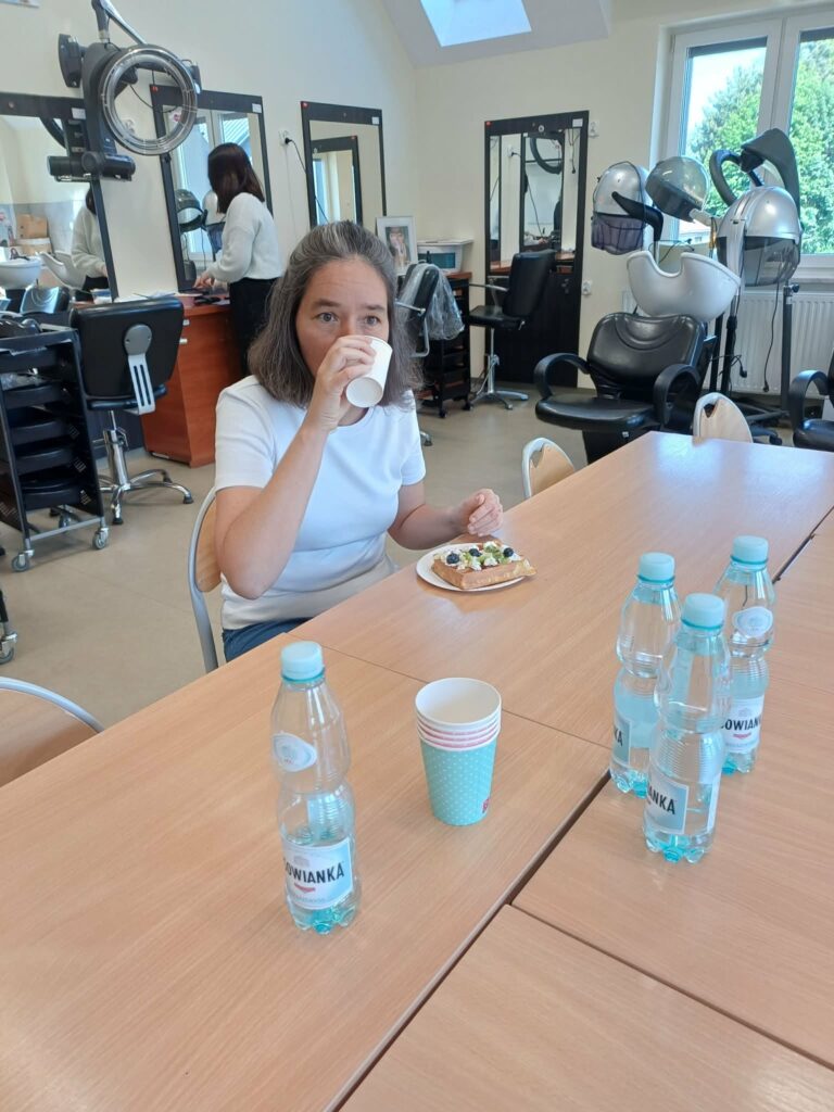 Podopieczna pije wodę mineralną